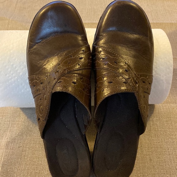 Clarks Shoes - Clark's Clogs brown leather very nice condition size 10